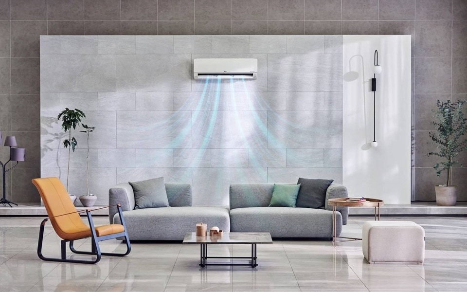 Diese LG-Klimaanlage versorgt ein stilvoll eingerichtetes Wohnzimmer mit frischer, kühler Luft dank sorgfältiger Reinigung des Geräts.