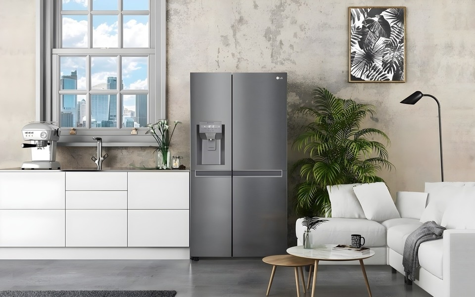 Eine moderne Küche mit einem Side-by-Side-Kühlschrank, einem smarten Modell von LG.