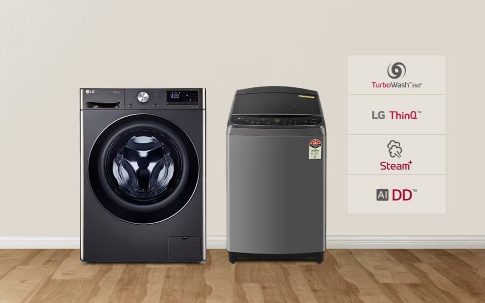 Zwei Waschmaschinen, eine Toplader- und eine Frontlader-Waschmaschine, stehen nebeneinander in einem minimalistisch eingerichteten Raum mit Holzboden. Auf der rechten Seite befinden sich Logos zu Technologien wie ?TurboWash360“, ?LG ThinQ“, ?Steam+“ und ?AI DD“.
