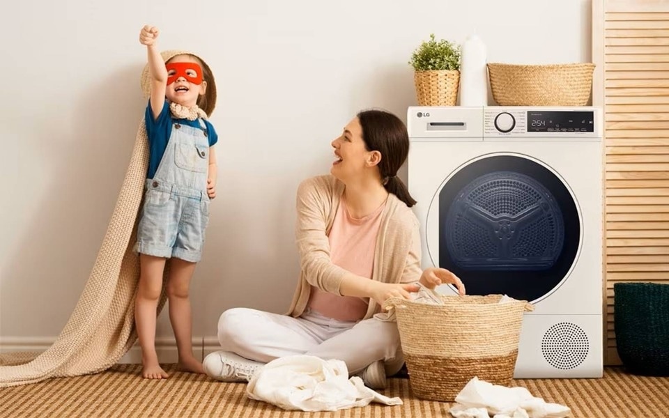 Wärmepumpentrockner oder Kondenstrockner? Diese Familie hat sich für einen weißen, modernen LG-Wärmepumpentrockner entschieden