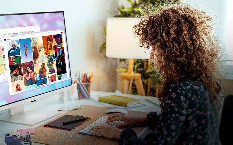 Person, die an einem LG Smart-Monitor visuell arbeitet.