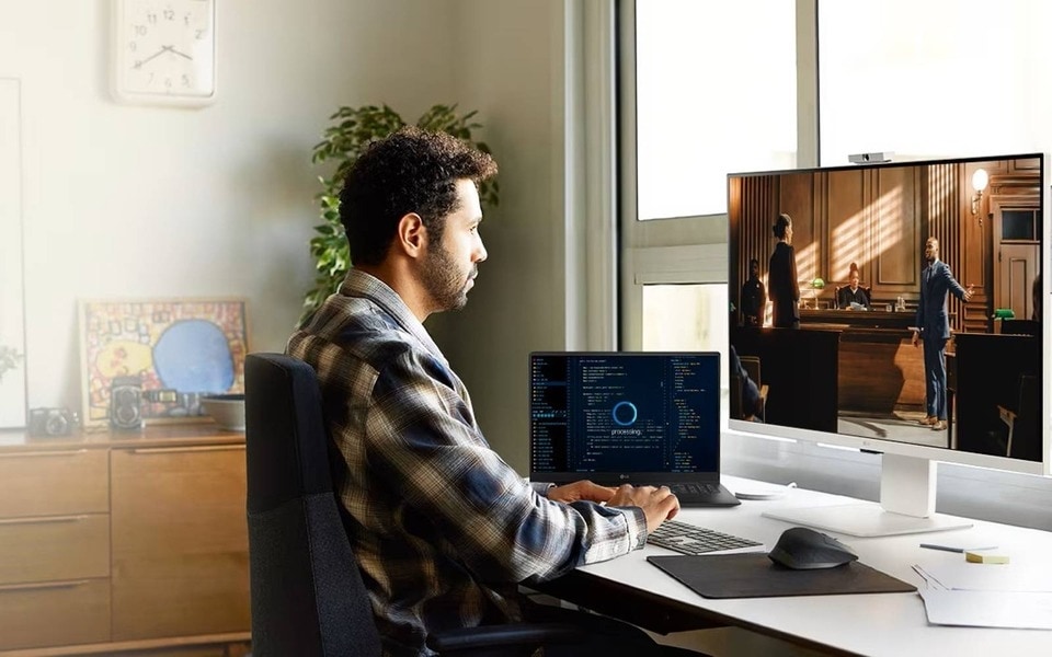 Was ist ein Smart-Monitor? Für die Person an diesem Schreibtisch ist ein Smart Display eine wichtige Stütze bei der Arbeit.