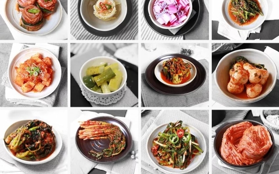 12 Schalen zeigt Kimchi und wie unterschiedlich man es essen kann. 