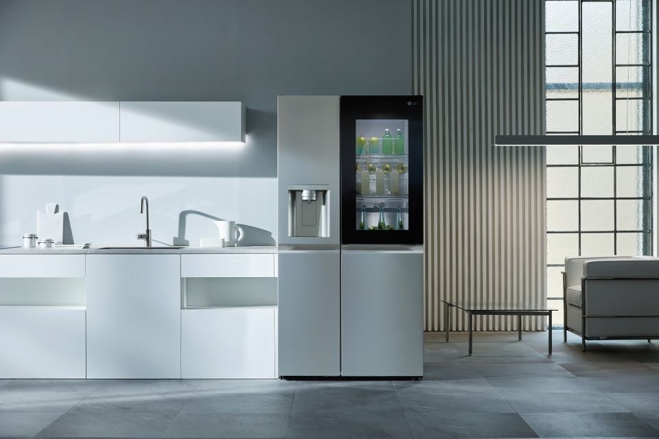 Wunderst du dich, wie lange Kimchi haltbar ist? Dieser Side-by-Side LG Kühlschrank inmitten eines minimalistischen Wohn- und Kochbereichs hilft dir dabei, das Superfood für langanhaltenden Genuss richtig zu lagern.