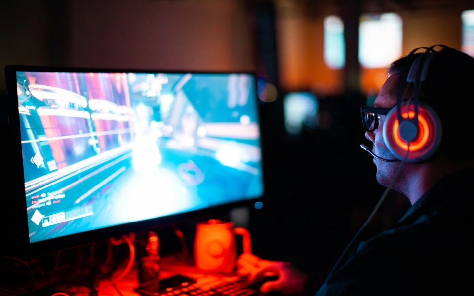 Gestalte dein perfektes Gaming-Zimmer-Setup, indem du dich komfortabel und ergonomisch einrichtest, und so ein immersives und angenehmes Erlebnis sicherstellst.