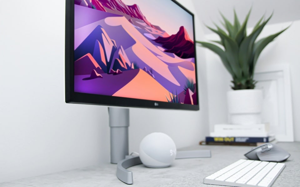 Wesentliche Werkzeuge zur Optimierung der Remote-Arbeit in einem Homeoffice-Setup, einschließlich fortschrittlicher Technologie und ergonomischer Ausstattung zur Steigerung von Produktivität und Komfort.