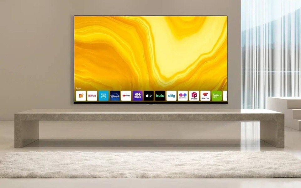 Ein minimalistisches, modernes Wohnzimmer mit einem eleganten LG-Fernseher. Auf dem Bildschirm zeigt sich eine beliebte Smart-TV-Funktion: Entertainment auf verschiedenen Online-Plattformen.