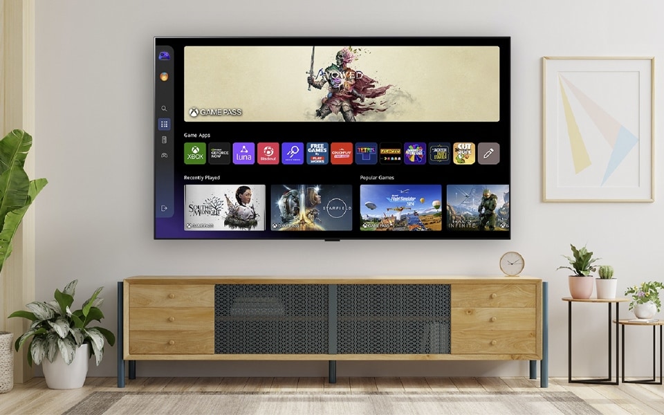 Zwei Personen sitzen in einem gemütlichen Wohnzimmer und nutzen einen Smart-TV ohne Internet, umgeben von stilvollen Möbeln und Pflanzen.