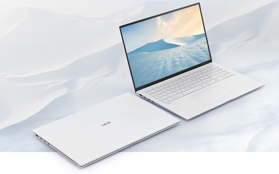 Ein offener Laptop legt in einer geschlossenen Kopie des Laptops neben