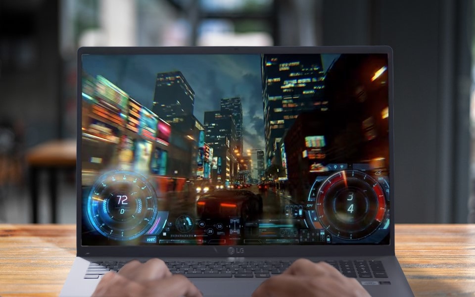 Eine Actionfilm-Szene ist auf einem Laptop gezeigt