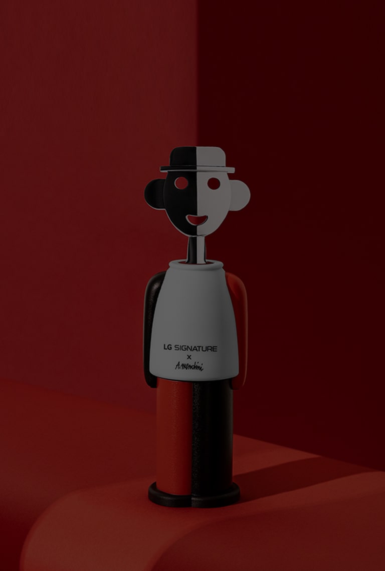 Der Korkenzieher von LG SIGNATURE mit dem Design von Alessandro Mendini aufgestellt auf einer roten Treppe