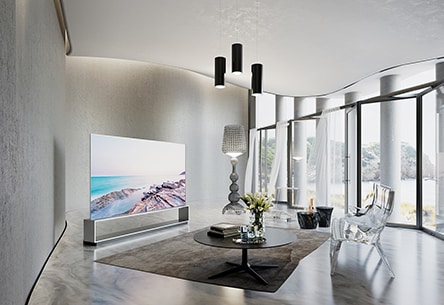 Der LG SIGNATURE OLED 8K steht in einem modernen Luxuswohnzimmer mit M?beln von Kartell.