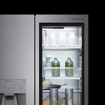 Der LG SIGNATURE Kühlschrank mit beleuchteter Glastür, durch die Sie ins Innere sehen k?nnen.