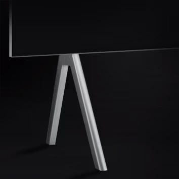 Nahaufnahme des LG SIGNATURE M 97 Zoll Smart TV 2023, von vorne mit Blick auf den Standfu?.
