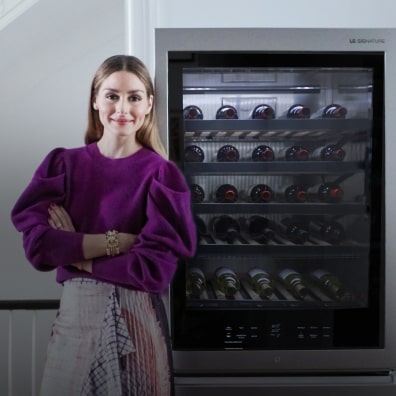 Vorschaubild von Olivia Palermo, die vor einem LG SIGNATURE Weinkühlschrank steht.