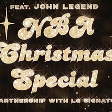 John Legend singt ?You Deserve it All“, w?hrend Szenen des rollbaren TVs und NBA-Match-Highlights zu sehen sind