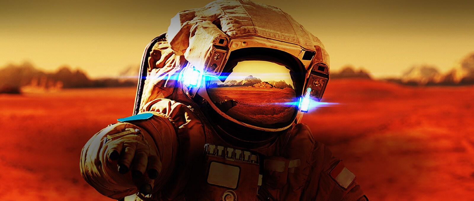 Gros plan sur le buste d’un astronaute sur fond rouge.