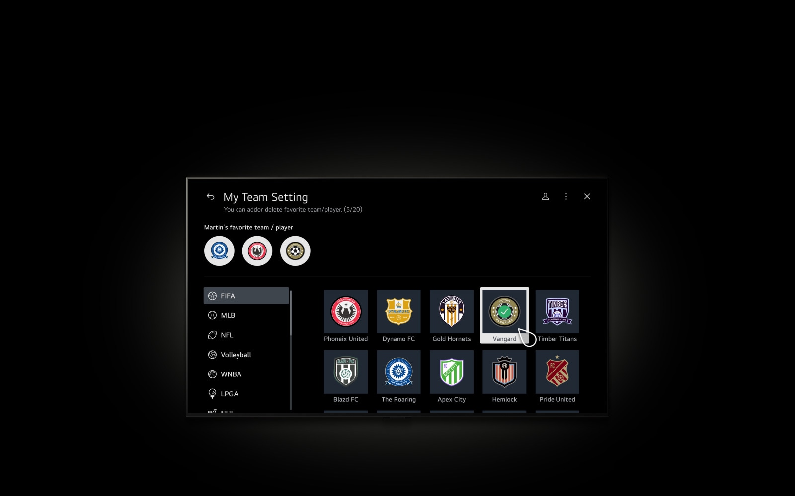 Un cursor hace clic en Mi equipo y la pantalla transiciona gradualmente a la página Mi equipo, donde se muestra “El equipo/jugador preferido de Martin”, “Partido en vivo/próximo partido de Mi equipo” y “Partidos recientes de ligas populares”. El usuario se desplaza por la página hasta que se muestra el contenido de Sports VOD; luego, vuelve a la parte superior y el cursor hace clic en el botón + debajo de “El equipo/jugador preferido de Martin”. La pantalla transiciona gradualmente a la página Configuración de Mi equipo, donde se muestra el texto “Puedes agregar o eliminar tus equipos/jugadores favoritos (5/20)”. Se muestra una selección de ligas entre las que elegir, como la FIFA, la MLB, la NFL, la liga de vóleibol, la WNBA y la LPGA. El cursor hace clic sobre el equipo Vangard de la FIFA y este se agrega a los equipos favoritos. 