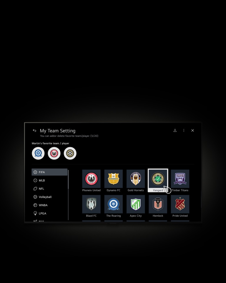 Un cursor hace clic en Mi equipo y la pantalla transiciona gradualmente a la página Mi equipo, donde se muestra “El equipo/jugador preferido de Martin”, “Partido en vivo/próximo partido de Mi equipo” y “Partidos recientes de ligas populares”. El usuario se desplaza por la página hasta que se muestra el contenido de Sports VOD; luego, vuelve a la parte superior y el cursor hace clic en el botón + debajo de “El equipo/jugador preferido de Martin”. La pantalla transiciona gradualmente a la página Configuración de Mi equipo, donde se muestra el texto “Puedes agregar o eliminar tus equipos/jugadores favoritos (5/20)”. Se muestra una selección de ligas entre las que elegir, como la FIFA, la MLB, la NFL, la liga de vóleibol, la WNBA y la LPGA. El cursor hace clic sobre el equipo Vangard de la FIFA y este se agrega a los equipos favoritos. 