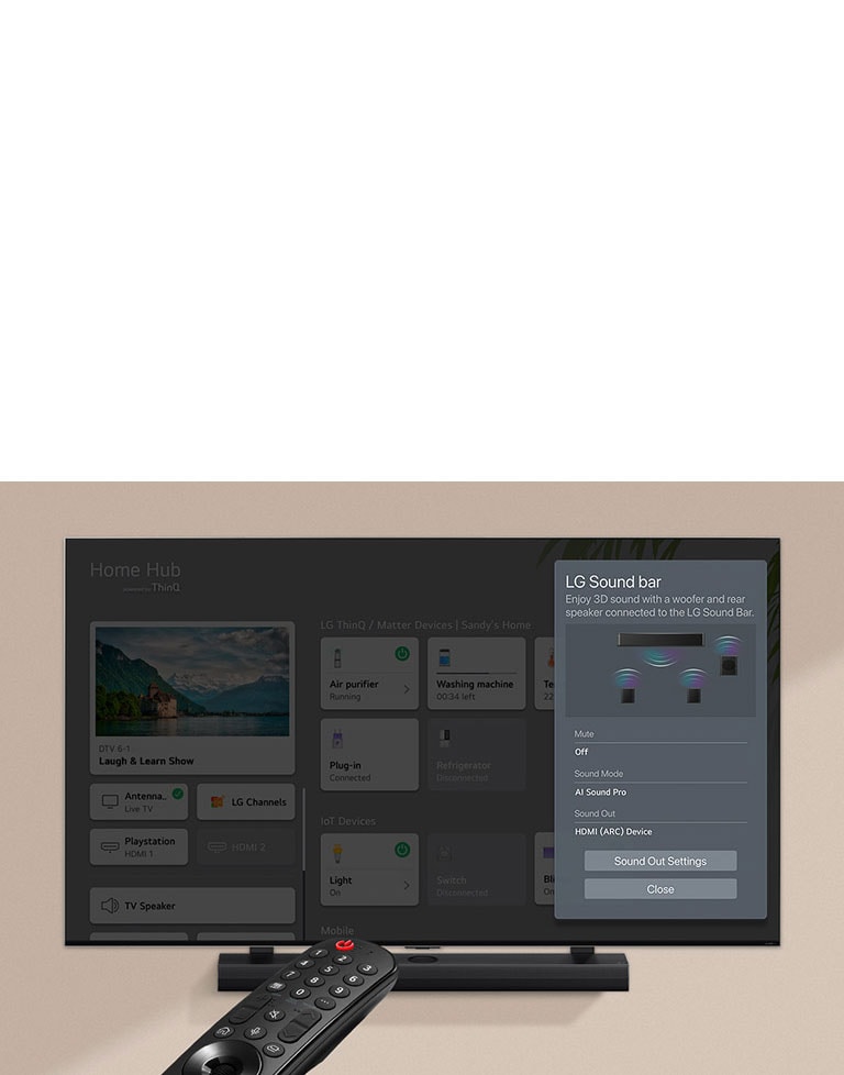 Uma imagem de um controle remoto apontado para uma TV LG QNED, mostrando configura??es de controle da soundbar no lado direito da tela.