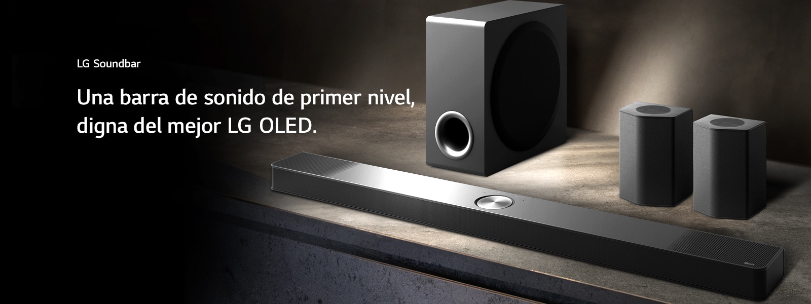 LG Soundbar, los parlantes posteriores y el subwoofer se ubican en una perspectiva diagonal en una repisa de madera en una sala oscura, envueltos en la oscuridad y una transmisión suave por el sistema de sonido.