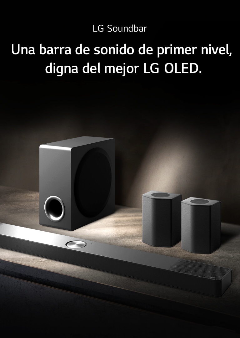 LG Soundbar, los parlantes posteriores y el subwoofer se ubican en una perspectiva diagonal en una repisa de madera en una sala oscura, envueltos en la oscuridad y una transmisión suave por el sistema de sonido.