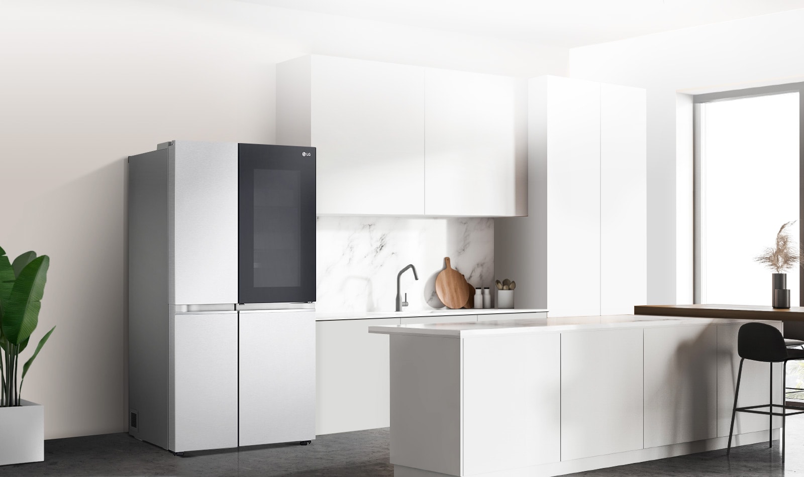 Una vista lateral de una cocina con un refrigerador InstaView negro instalado.