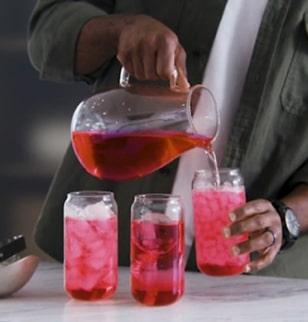 Vaciando bebidas sobre hielo esférico producido por el frigorífico multi-puerta LG, gracias a la función CraftIce?.