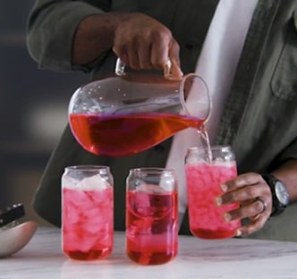 Vaciando bebidas sobre hielo esférico producido por el frigorífico multi-puerta LG, gracias a la función CraftIce?.