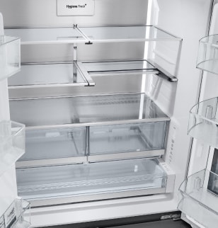 Interior espacioso del frigorífico multi-puerta LG, mostrando el amplio espacio disponible para almacenar comestibles y artículos grandes.