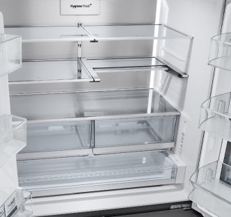 Interior espacioso del frigorífico multi-puerta LG, mostrando el amplio espacio disponible para almacenar comestibles y artículos grandes.