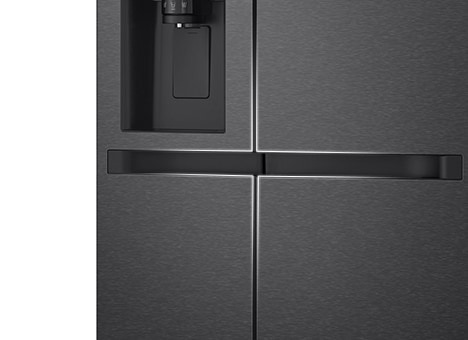 El dise?o de la manija del refrigerador acentuado con líneas blancas degradadas.