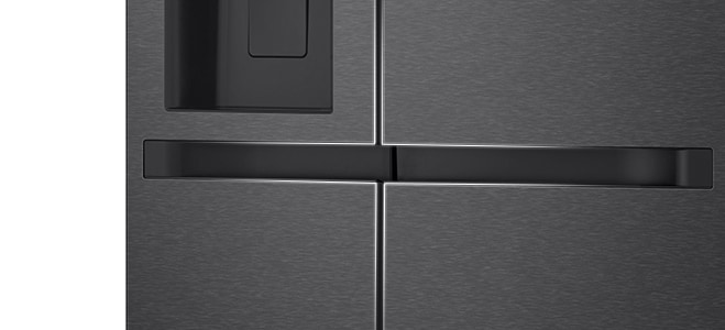 El dise?o de la manija del refrigerador acentuado con líneas blancas degradadas.