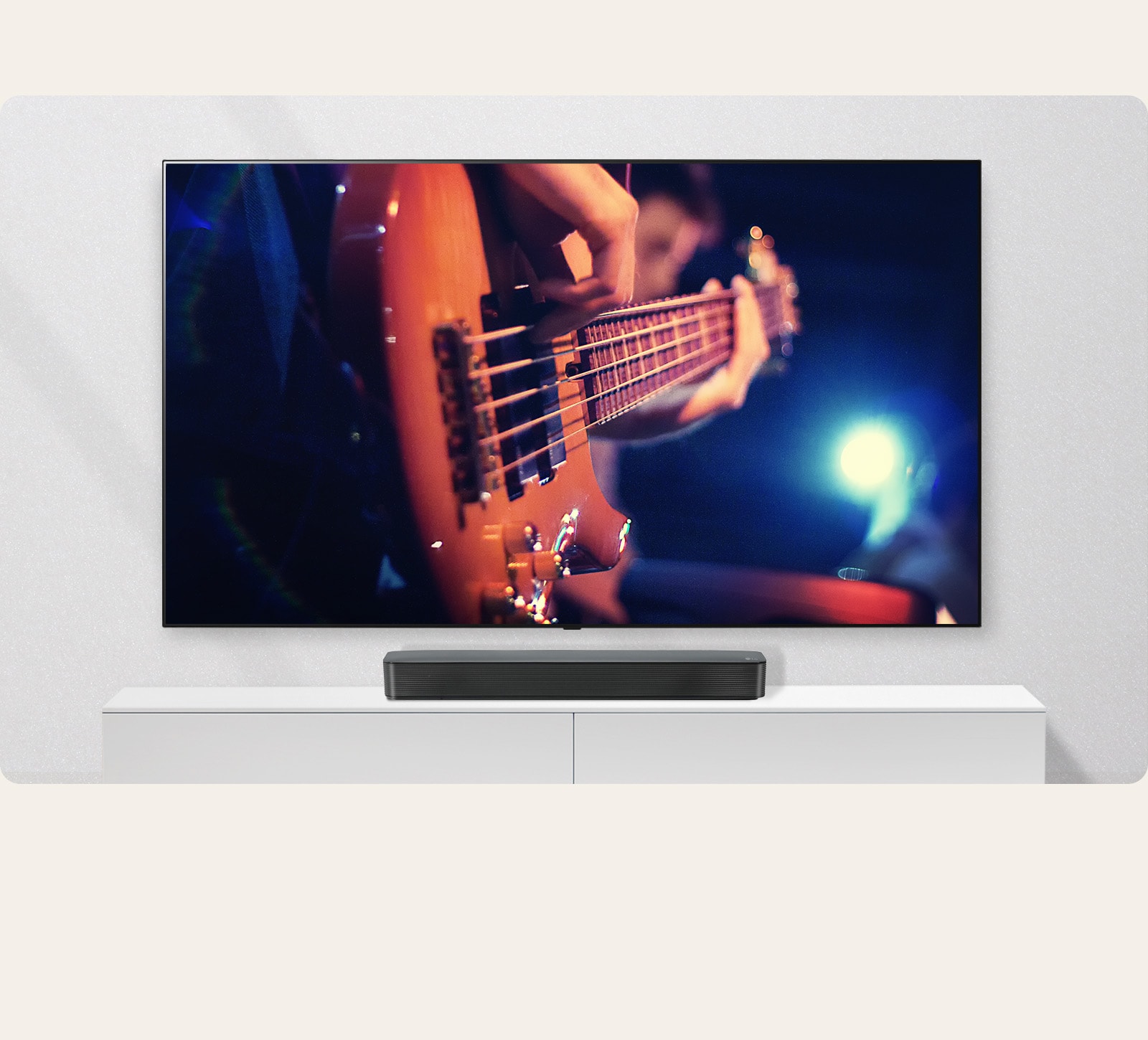 LG Soundbar ribak?lari parempoolne l?hivaade nutitelefoni k?rval. Valgel riiulil on kaks seadet.