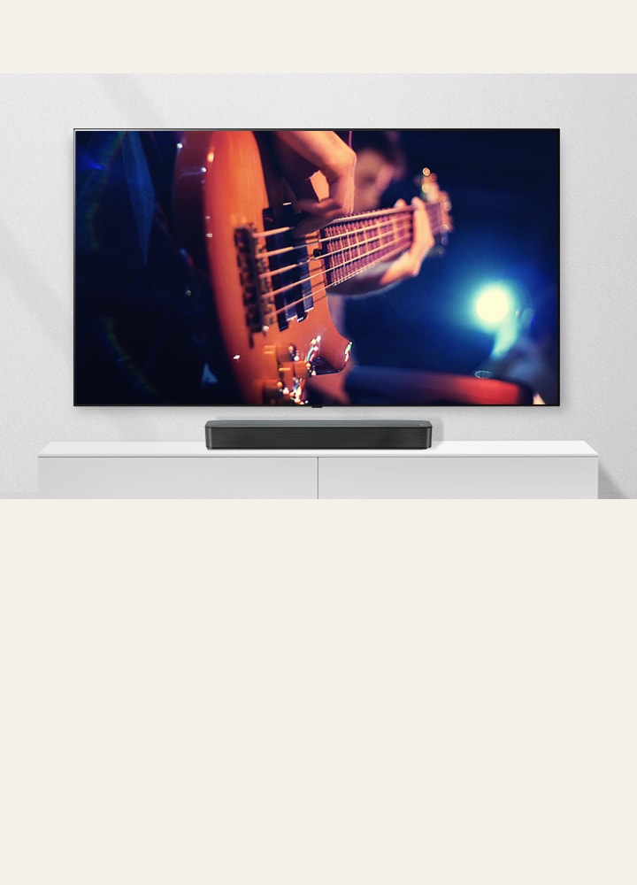 LG Soundbar ribak?lari parempoolne l?hivaade nutitelefoni k?rval. Valgel riiulil on kaks seadet.