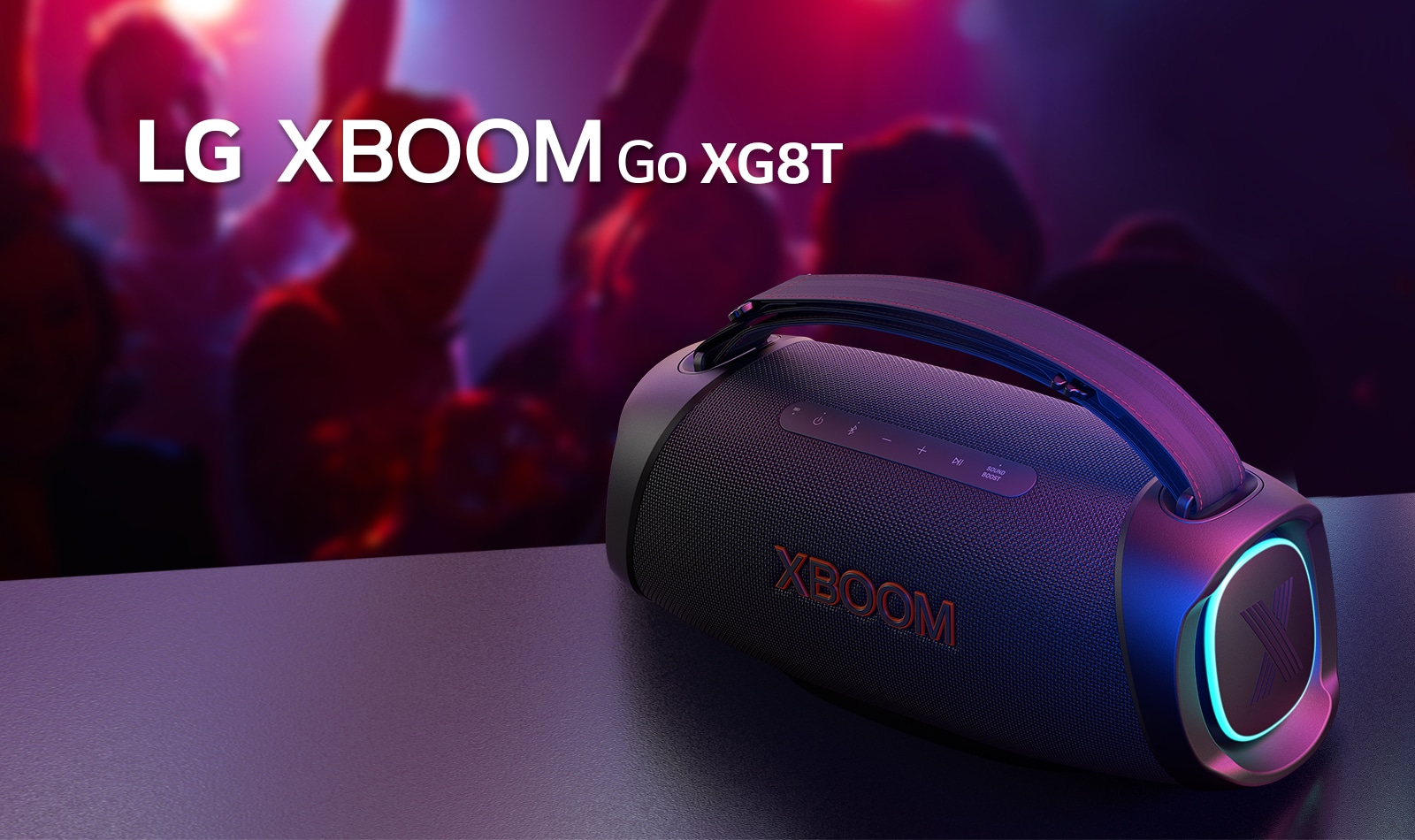 LG XBOOM Go XG8T on paigutatud metallist lauale, kus p?leb oran? tuli. Laua taga naudivad inimesed muusikat.