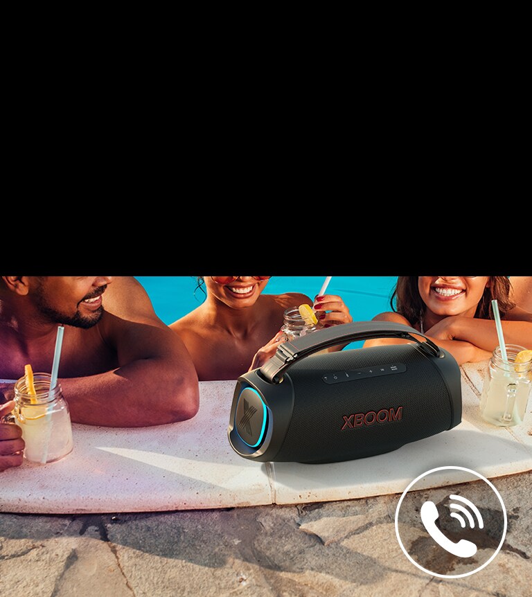 LG XBOOM Go XG8T on pandud basseini ??rde. Kolm inimest r??givad basseinis k?lari kaudu.