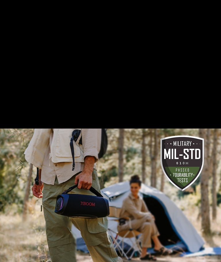LG XBOOM Go XG8T on pandud basseini ??rde. Kolm inimest r??givad basseinis k?lari kaudu. Pildi all on seitse ikooni, mis t?endavad, et XG8T k?lar on l?binud militaartaseme testi.