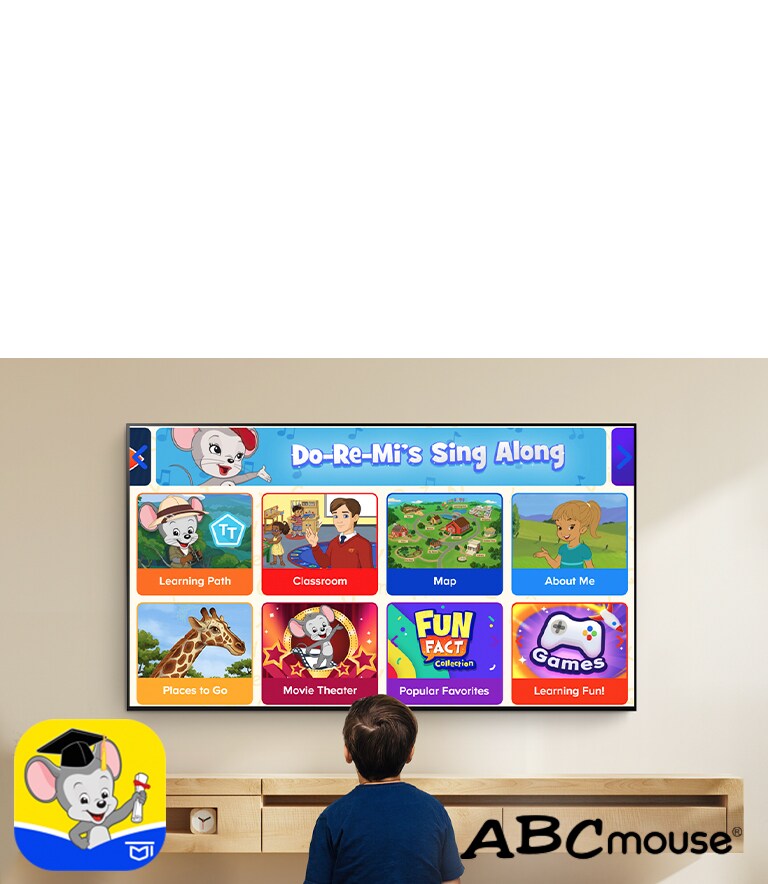 V?ike poiss istub p?randal ja vaatab ABCmouse'is harivat sisu. 