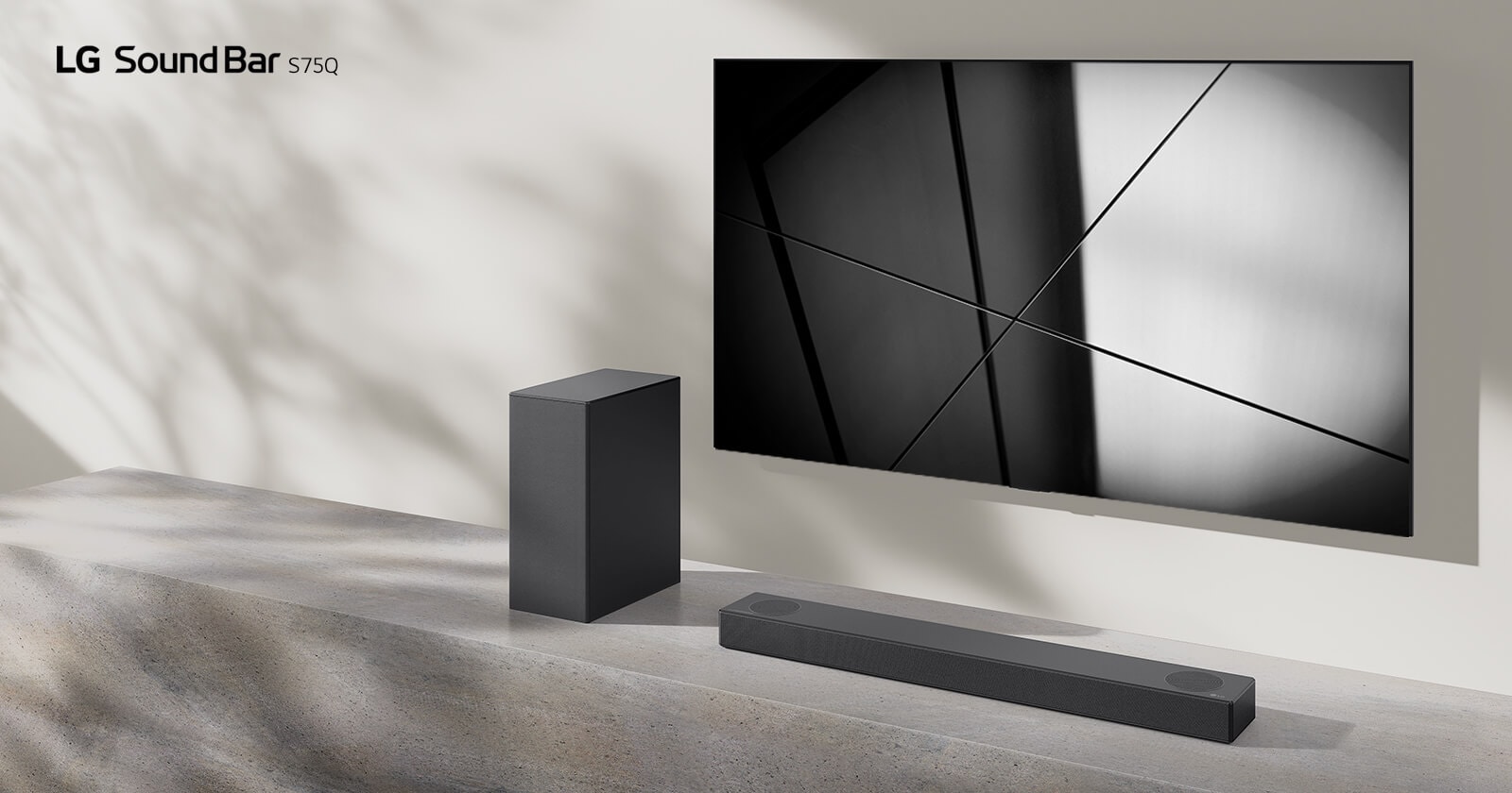 LG soundbar S75Q ja LG televiisor on paigutatud koos elutuppa. Teler n?itab mustvalget pilti.