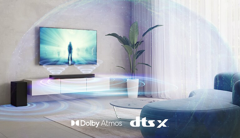 LG teler ripub elutoa seinal. Teleriekraanil k?ib film. LG soundbar on paremal teleri all bee?il riiulil, mille tagumine k?lar on paigutatud vasakule. All keskel on Dolby Atmose ja DTS:Xi logo.