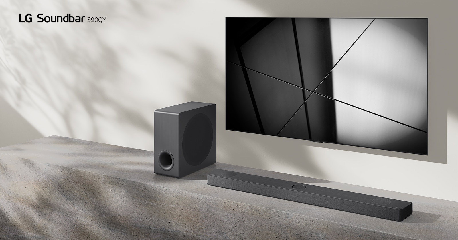 LG soundbar S90QY ja LG televiisor on paigutatud koos elutuppa. Teler n?itab mustvalget pilti.