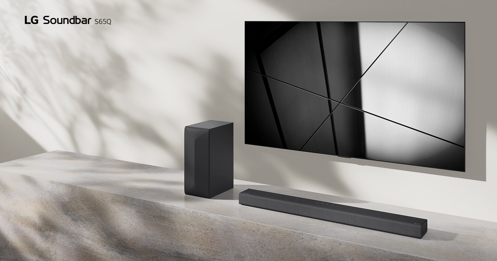 LG soundbar S65Q ja LG televiisor on paigutatud koos elutuppa. Teler n?itab mustvalget pilti.