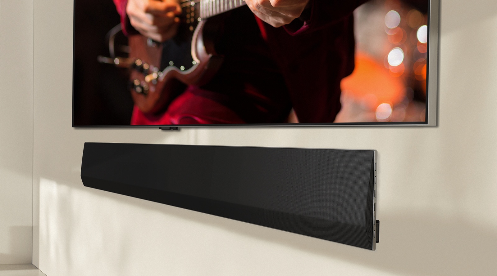LG TV ja LG Soundbar ribak?lari alumise osa nurgavaade, kinnitatud seinale.