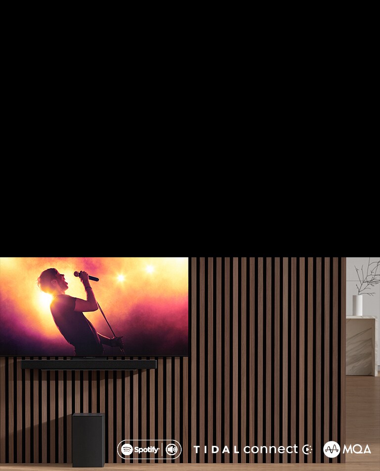 Seinale paigaldatud LG OLED C all on LG soundbar SC9S, mis on kinnitatud spetsiaalse seinakinnitusega. Nende all on bassik?lar. Teler n?itab kontserti.