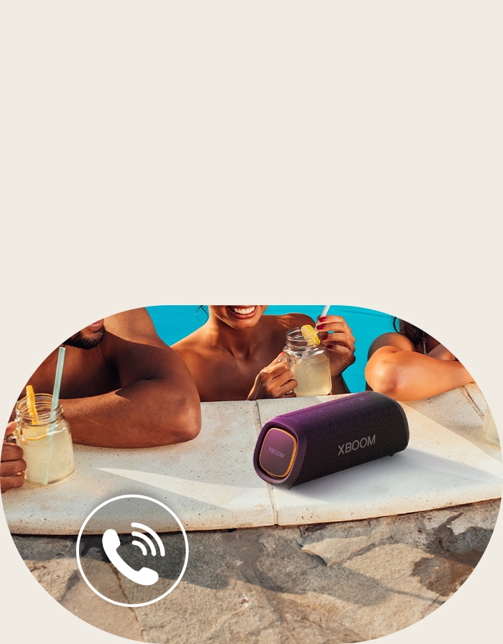 LG XBOOM Go XG7 on pandud basseini ??rde. Kolm inimest r??givad l?bi k?lari basseinis.