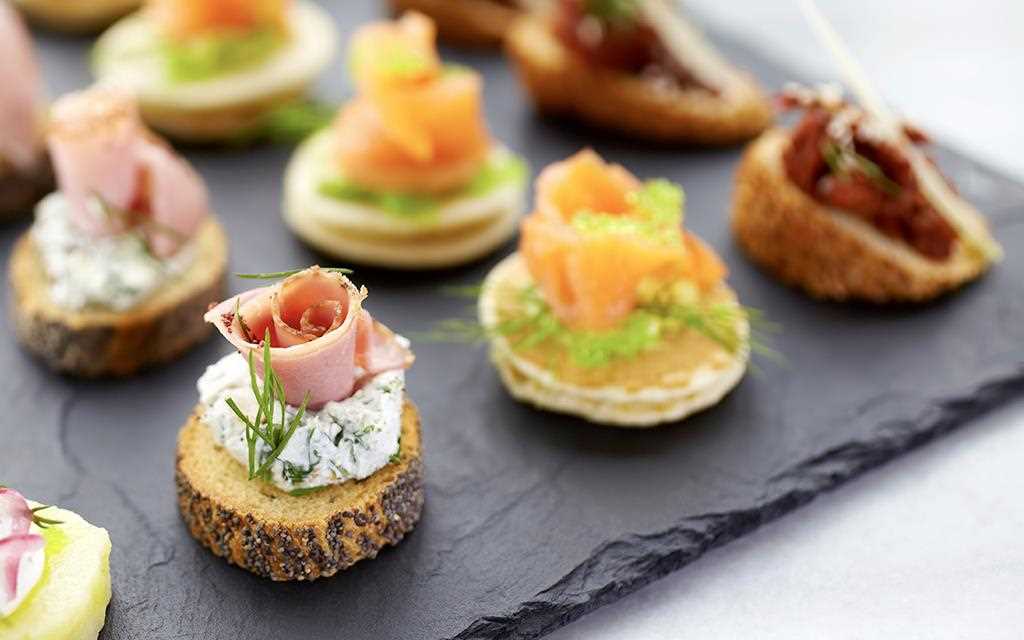Finger foods with toppings on the dish which can be stored freshly in LG InstaView Door-in-Door? refrigerator.