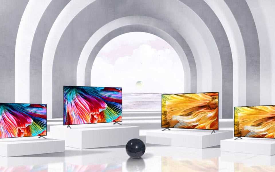 Mees imetleb LG OLED teleri muljetavaldavat pildikvaliteeti.