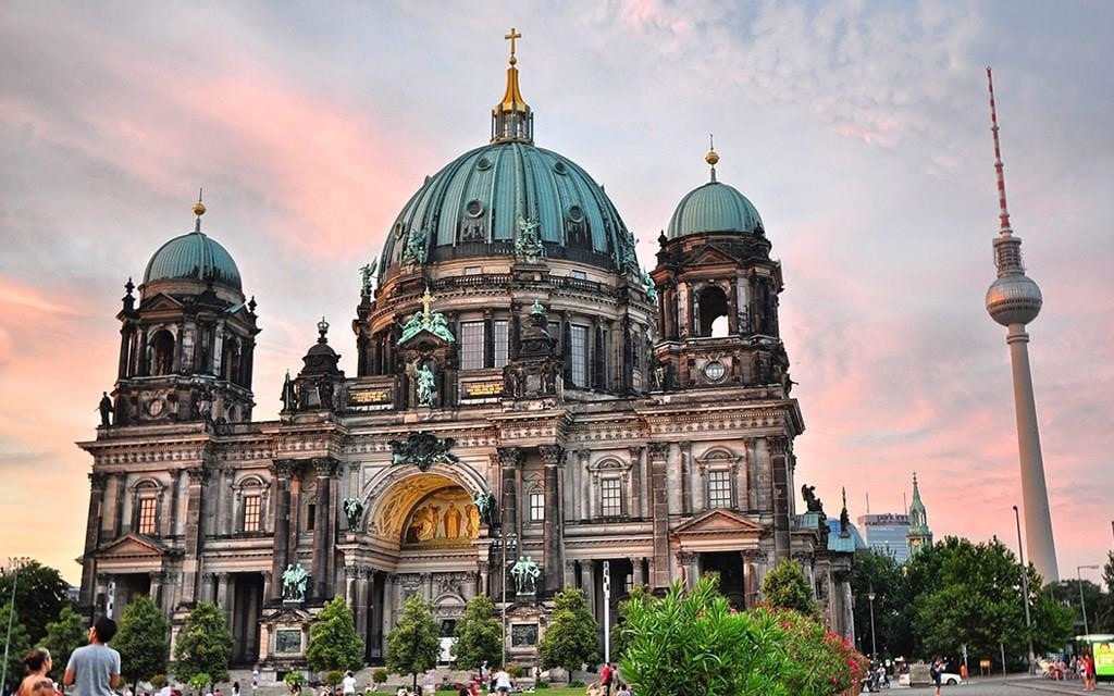 Viaje a Berlín: la Catedral de Berlín al atardecer, con la TV Tower al fondo.