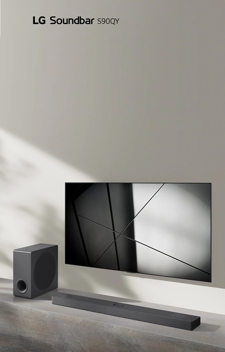 LG Sound Bar S90QY ja LG:n televisio on sijoitettu yhdess? olohuoneeseen. Televisio on p??ll?, ja siin? n?kyy mustavalkoinen kuva.